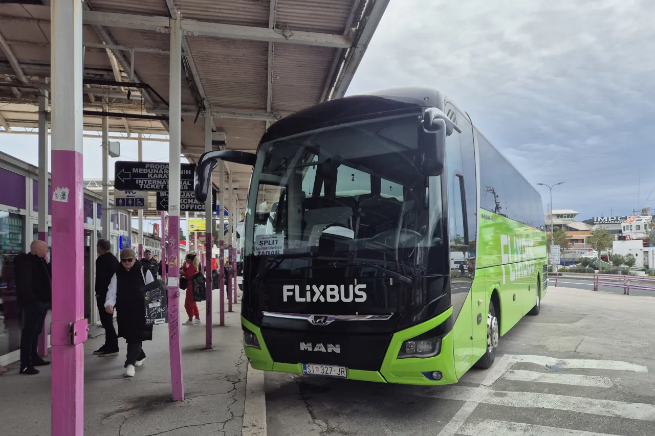 split-bus-station-platform-flixbus-croatia Split main bus station platform with FlixBus coach and passengers waiting, typical departure area for routes including Split to Dubrovnik