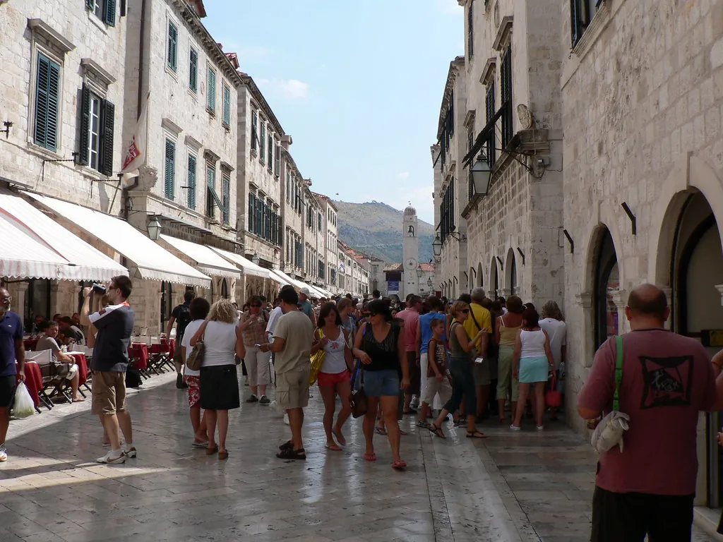 stradun-dubrovnik-crowds-summer Crowds on Stradun main street in Dubrovnik during peak summer hours
