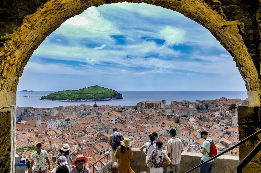 dubrovnik-old-town-view-through-arch