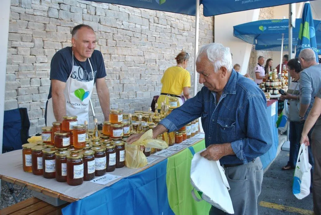 local-market-croatia-cash-everyday-life Local market in Croatia where people pay in cash for everyday products