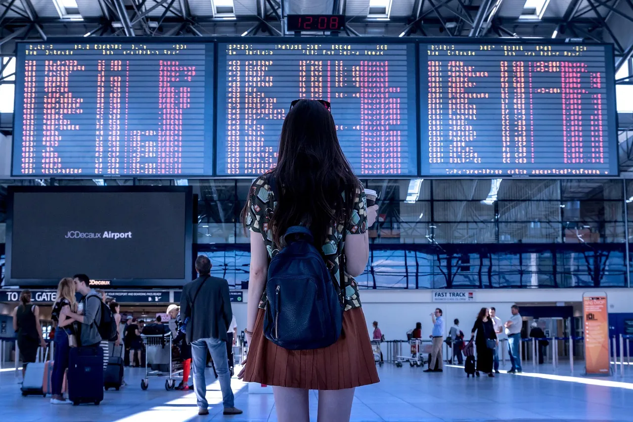 croatia-visa-required-travel-planning-airport Traveller at an airport departure board, representing planning travel to Croatia when a visa is required