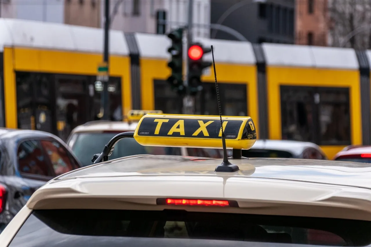 dubrovnik-taxi-uber-bolt-transport Taxi vehicle in city traffic representing taxi, Uber and Bolt transport in Dubrovnik