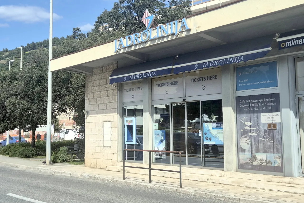 jadrolinija-ticket-office-dubrovnik-gruz-ferry-port Jadrolinija ticket office in Dubrovnik Gruž ferry port for buying ferry and catamaran tickets