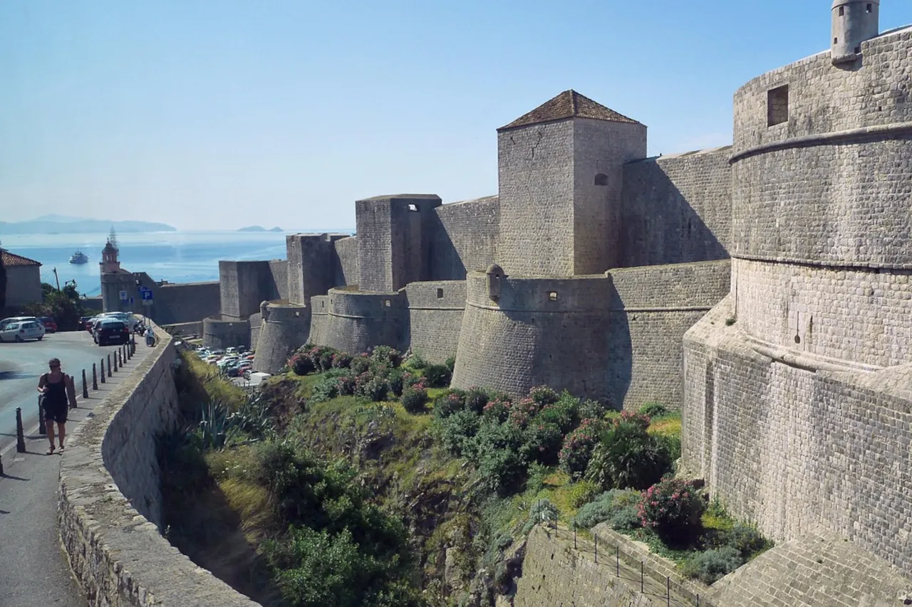 dubrovnik-old-town-city-walls-summer-view Dubrovnik city walls view in summer near old town