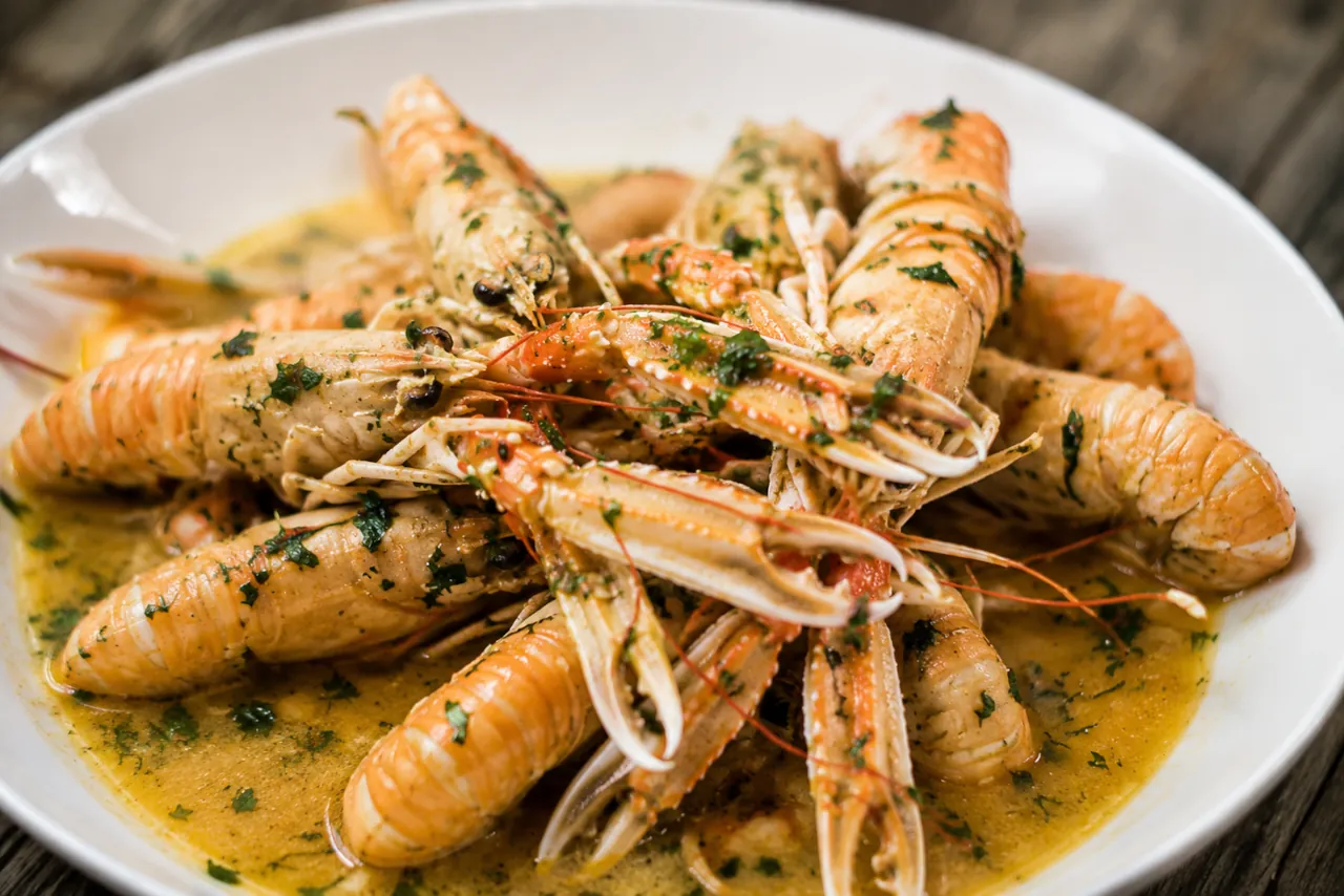 dalmatian-scampi-buzara-garlic-wine Traditional Dalmatian scampi buzara in a light garlic and wine sauce