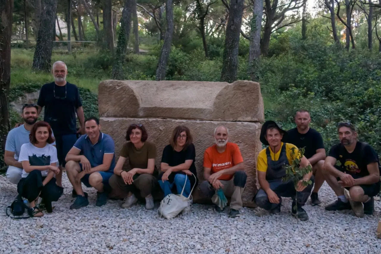 archaeological-team-with-roman-sarcophagus-cavtat Archaeologists and conservation specialists posing beside the Roman sarcophagus found in Cavtat after the completion of the excavation