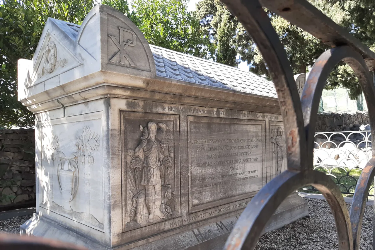 early-christian-sarcophagus-salona-split-croatia Stone sarcophagus at Manastirine, one of the most important early Christian sites in ancient Salona near Split