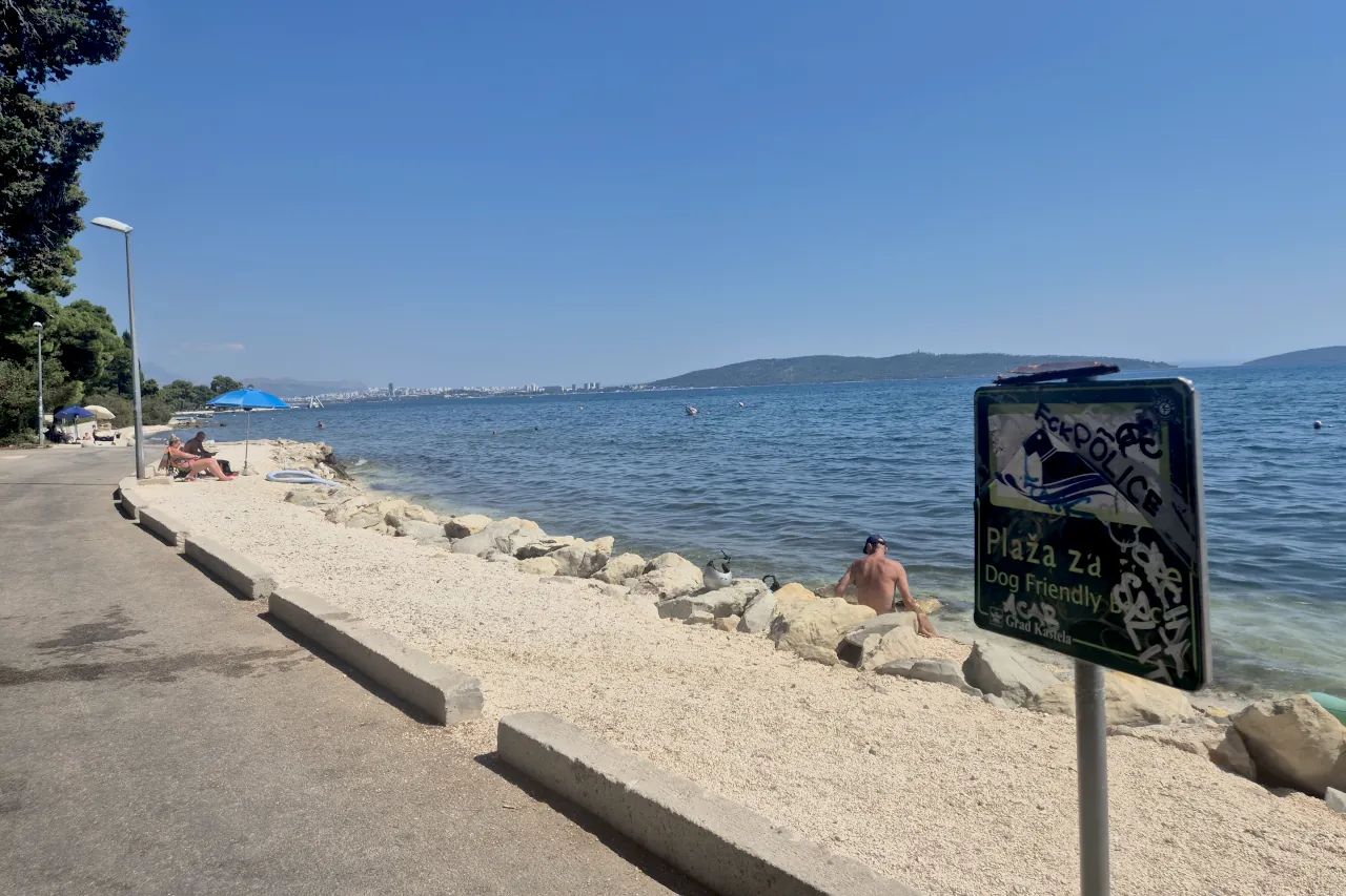 Dog beaches in Split: Kaštel Kambelovac Dog Beach beside the coastal road