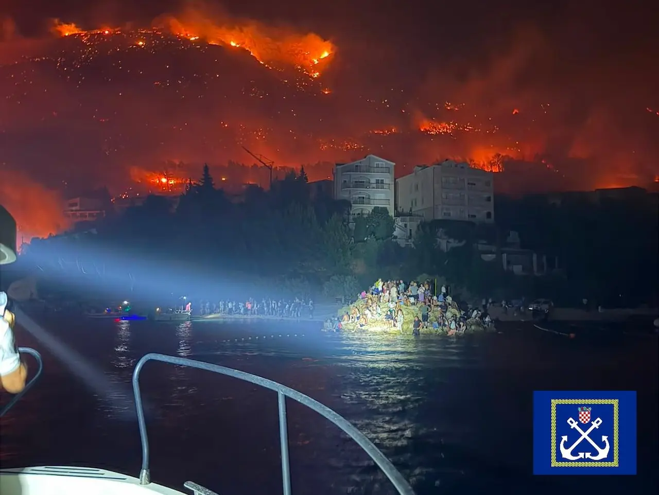 People waiting for sea rescue as the Omiš wildfire burns along the coast
