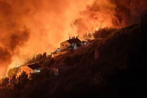 Wildfire in Lokva Rogoznica burning close to homes overnight