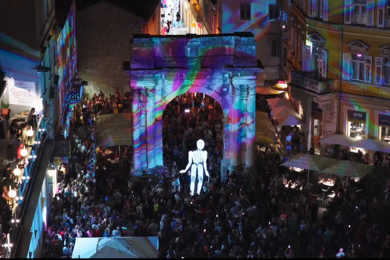 Visualia Festival Pula light installation illuminating the Arch of the Sergii at night